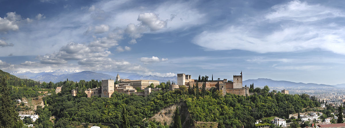 Während der Yogareise fotografiert: Blick auf die Alhambra in Granada, dahinter schneebedeckt die Sierra Nevada