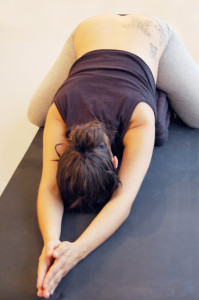 Schwangere in Gurupranaam; eine Yoga Vorbeuge im Fersensitz